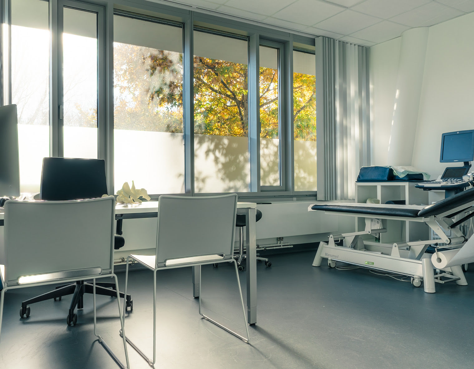 Heller Ordinationsraum der Orthop&auml;die Pallamar mit Ausblick ins Gr&uuml;ne