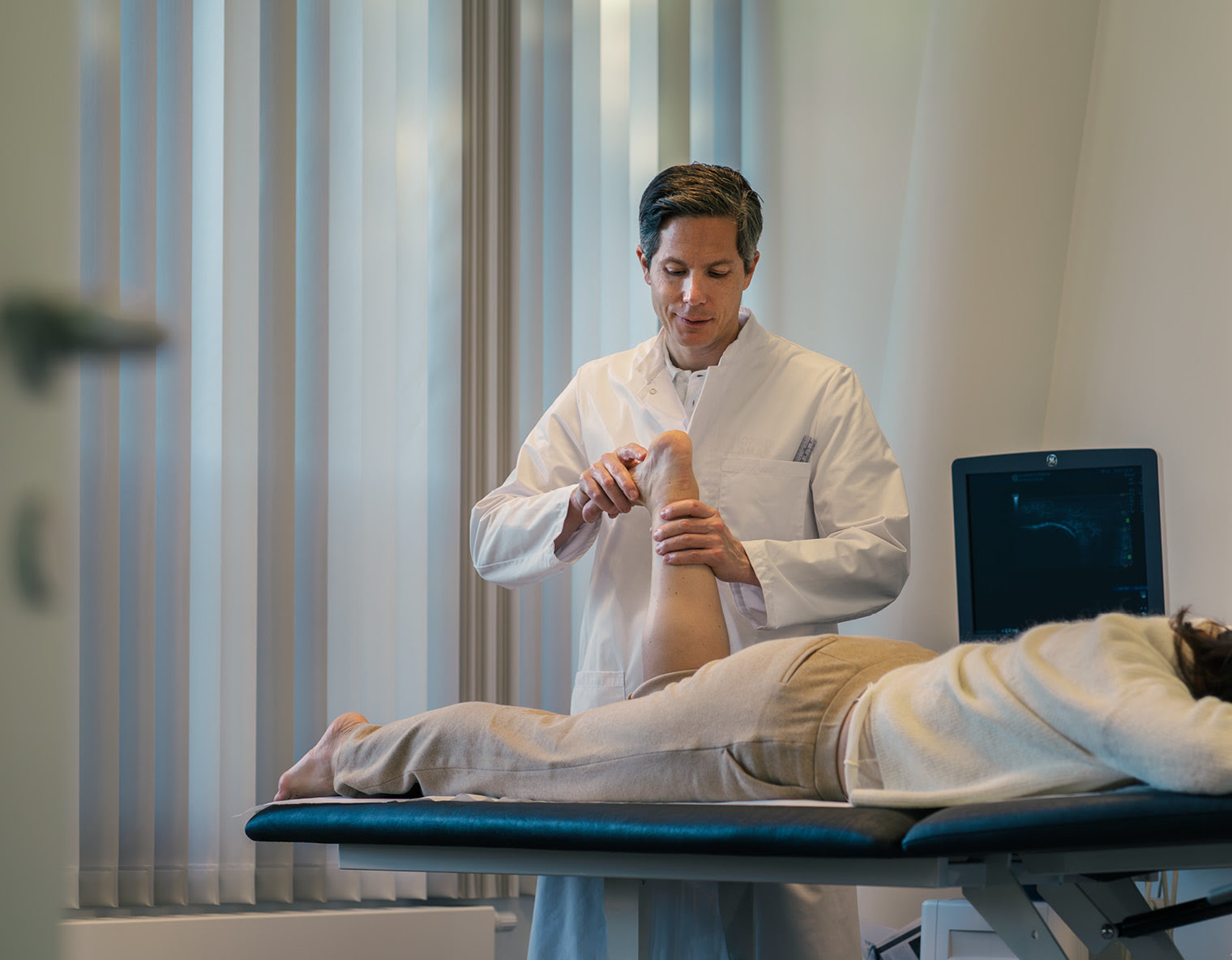 Untersuchung eines Fu&szlig;es in der Orthop&auml;die Pallamar